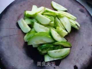 蒜泥香葱炒黄瓜的做法步骤：1