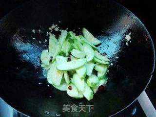 蒜泥香葱炒黄瓜的做法步骤：5
