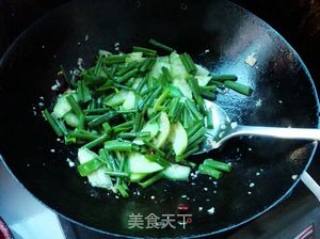蒜泥香葱炒黄瓜的做法步骤：7
