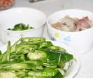家常菜青椒炒五花肉的做法步骤：1