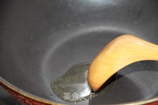 家常菜青椒炒五花肉的做法步骤：2