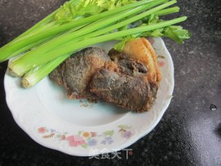香芹火腿炒腊肉的做法步骤：1