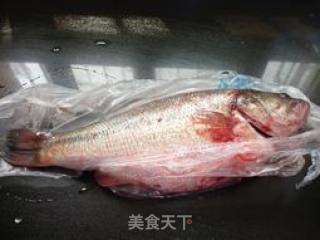 清蒸鲈鱼的做法步骤：1