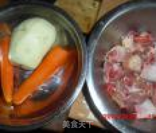 土豆粉条炖鸡的做法步骤：1