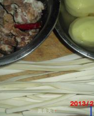 土豆宽粉炖排骨的做法步骤：1