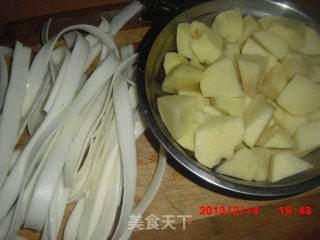 土豆宽粉炖排骨的做法步骤：2