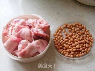 腊味花生炖猪蹄的做法步骤：1
