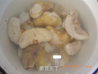 菱角红烧肉的做法步骤：3