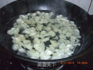花菜拌花生的做法步骤：1