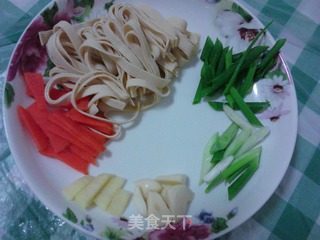 豆芽、白菜、豆皮炒肉的做法步骤：3