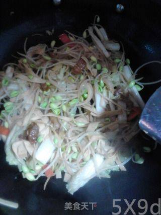 豆芽、白菜、豆皮炒肉的做法步骤：6