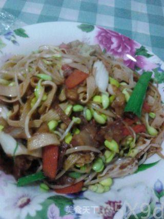 豆芽、白菜、豆皮炒肉的做法步骤：7