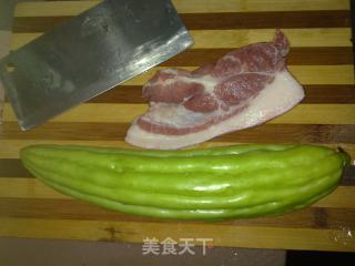 苦瓜炒肉的做法步骤：1