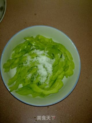 苦瓜炒肉的做法步骤：2