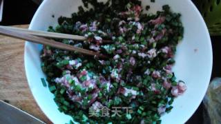 韭菜肉水饺的做法步骤：1