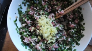 韭菜肉水饺的做法步骤：2