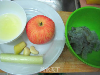 苹果炒虾仁的做法步骤：1