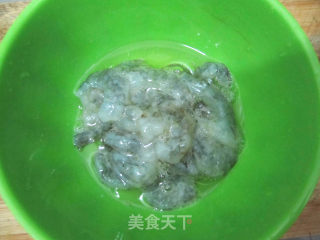 苹果炒虾仁的做法步骤：2
