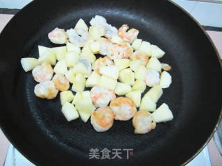 苹果炒虾仁的做法步骤：9