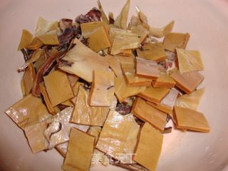 粉丝鱿鱼+腊肉焖豆角干的做法步骤：1