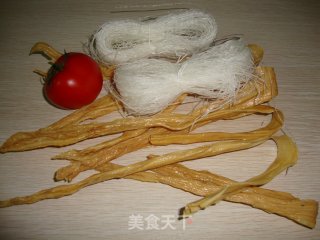 粉丝鱿鱼+腊肉焖豆角干的做法步骤：2