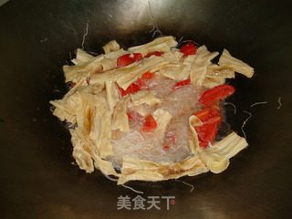 粉丝鱿鱼+腊肉焖豆角干的做法步骤：4