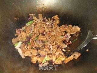 粉丝鱿鱼+腊肉焖豆角干的做法步骤：6