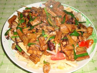 粉丝鱿鱼+腊肉焖豆角干的做法步骤：7