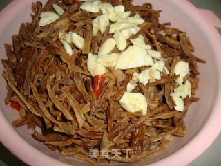 粉丝鱿鱼+腊肉焖豆角干的做法步骤：9