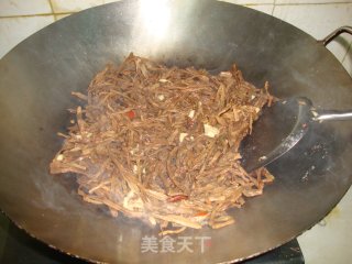 粉丝鱿鱼+腊肉焖豆角干的做法步骤：10