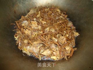 粉丝鱿鱼+腊肉焖豆角干的做法步骤：12
