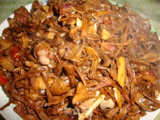 粉丝鱿鱼+腊肉焖豆角干的做法步骤：13