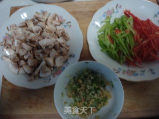 蚝油草菇的做法步骤：1
