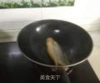 红烧黄鱼——鱼皮不破的小窍门的做法步骤：2