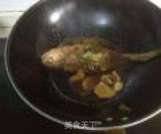 红烧黄鱼——鱼皮不破的小窍门的做法步骤：4