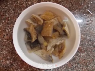 黄豆烧咸鱼块的做法步骤：1