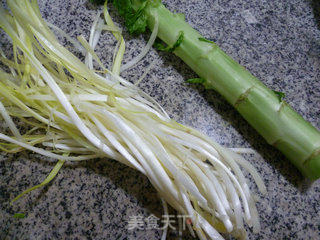 韭菜芽炒莴笋的做法步骤：1
