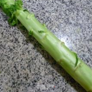 韭菜芽炒莴笋的做法步骤：2