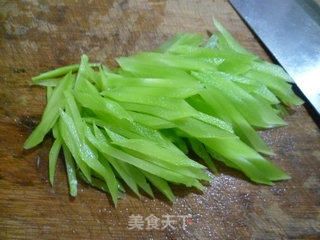 韭菜芽炒莴笋的做法步骤：5