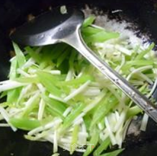韭菜芽炒莴笋的做法步骤：7