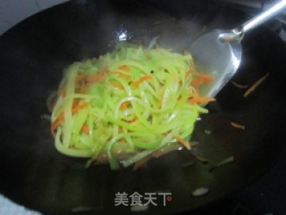 【胡萝卜丝炒莴笋】--孕妈咪16周菜谱的做法步骤：5