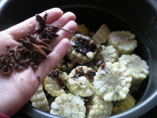 玉米大骨锅的做法步骤：8