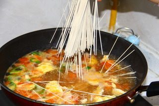西红柿鸡蛋面的做法步骤：6