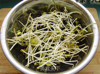豆腐结炒有机黑豆芽的做法步骤：3