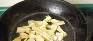 豆腐结炒有机黑豆芽的做法步骤：4