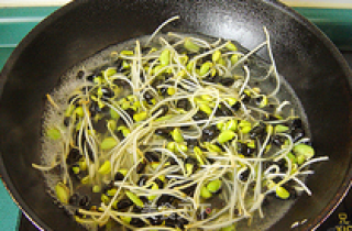 豆腐结炒有机黑豆芽的做法步骤：5
