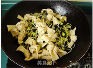 豆腐结炒有机黑豆芽的做法步骤：9