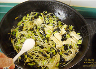 豆腐结炒有机黑豆芽的做法步骤：10
