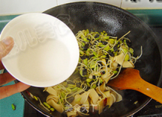 豆腐结炒有机黑豆芽的做法步骤：11