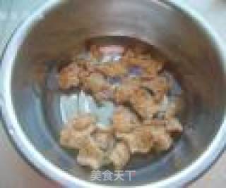 芹菜炒花生素肉的做法步骤：1
